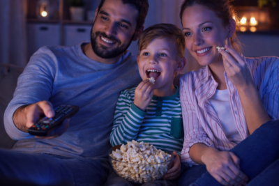 família assistindo televisão